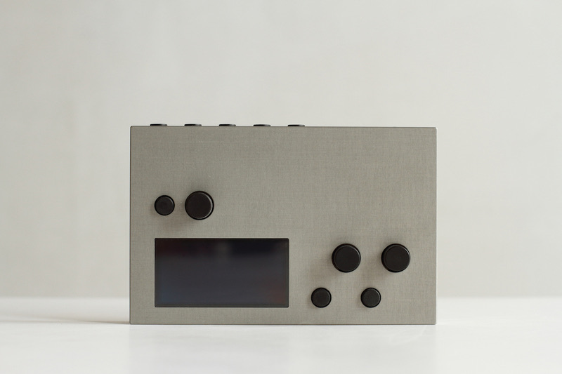 Front view of the monome norns sound computer with its OLED screen, knobs and buttons